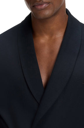 Col châle et devant croisé de la robe de chambre marine, logo ton sur ton pour homme par HUGO BOSS, en gros plan