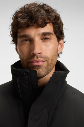 Col montant du manteau d’hiver noir avec fermeture éclair et bouton-pression pour homme par HUGO BOSS, en gros plan