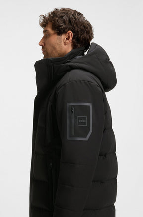 Manteau d’hiver noir à capuchon avec dos matelassé et poche à logo pour homme par HUGO BOSS, vue de côté