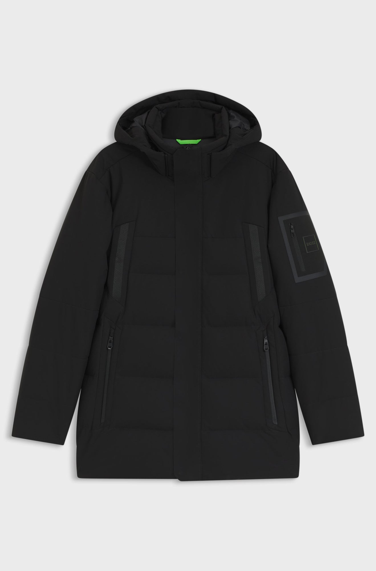 Vue avant du manteau d’hiver noir à capuchon avec poches zippées et écusson manche pour homme par HUGO BOSS