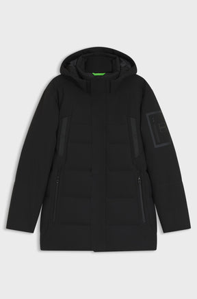 Vue avant du manteau d’hiver noir à capuchon avec poches zippées et écusson manche pour homme par HUGO BOSS