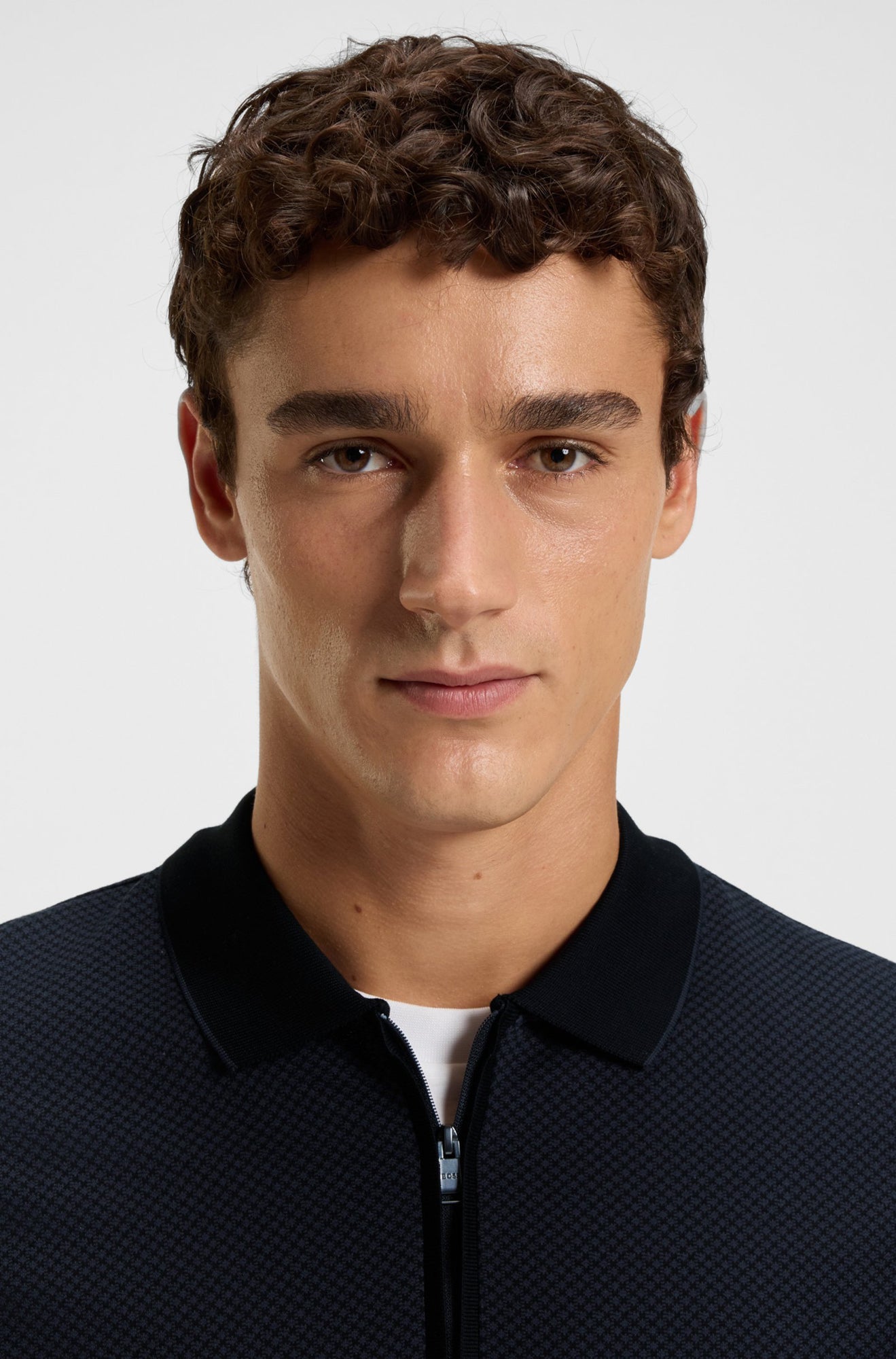 Chandail avec zip au col pour homme par HUGO BOSS | 50549583 Noir | Boutique Vvög, vêtements mode pour homme et femme