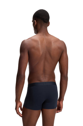 Vue arrière sur mannequin d’un sous-vêtement marine à jambes courtes et large taille élastique pour homme par HUGO BOSS