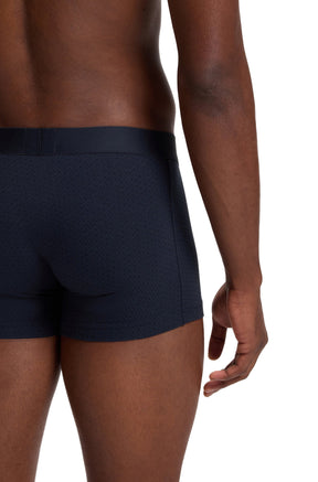 Vue arrière rapprochée d’un sous-vêtement marine avec taille élastique et maille texturée subtile pour homme par HUGO BOSS