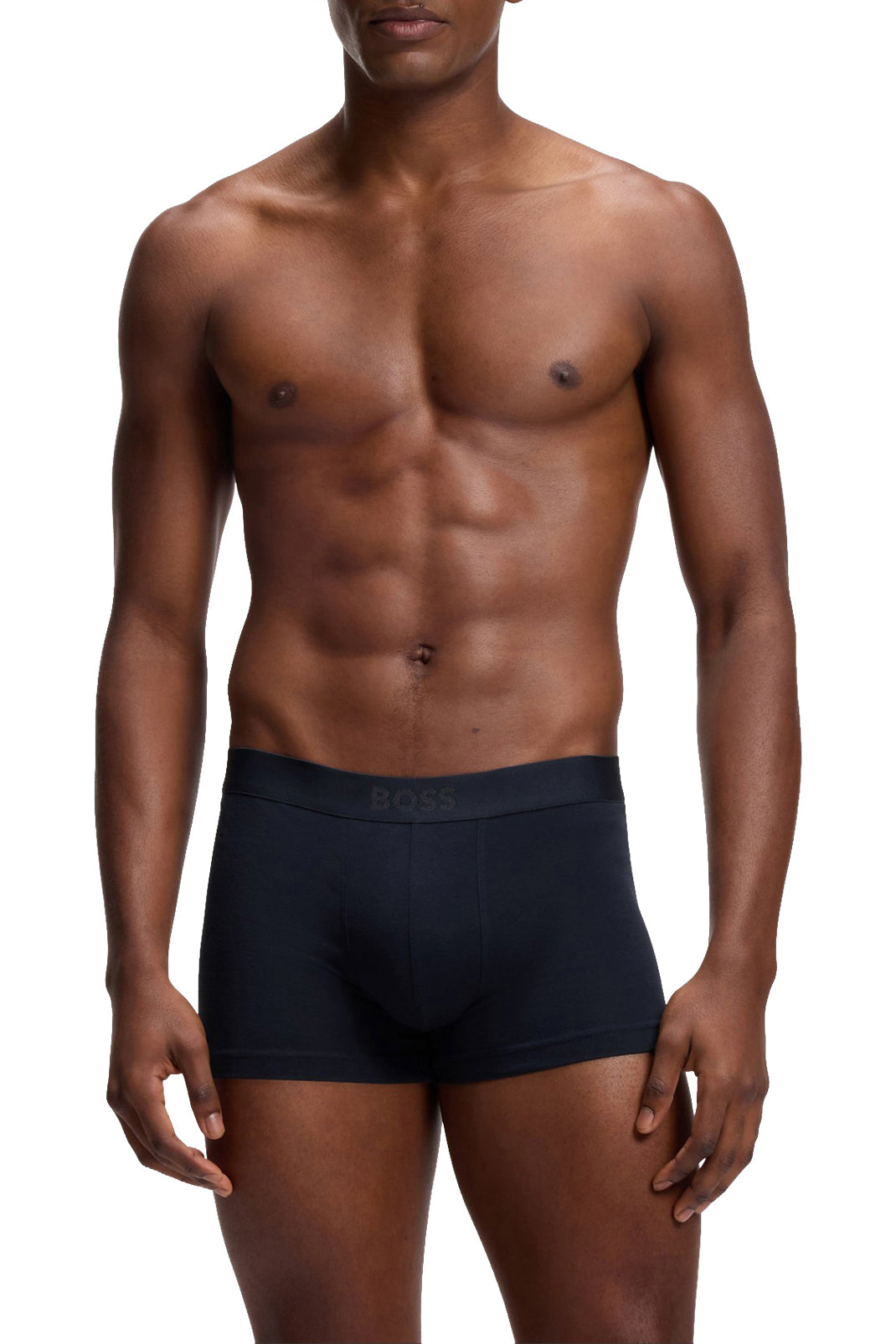 Sous-vêtement noir avec logo ton sur ton à la taille et jambes courtes pour homme par HUGO BOSS, vue avant sur mannequin