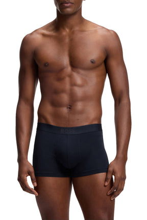 Sous-vêtement noir avec logo ton sur ton à la taille et jambes courtes pour homme par HUGO BOSS, vue avant sur mannequin