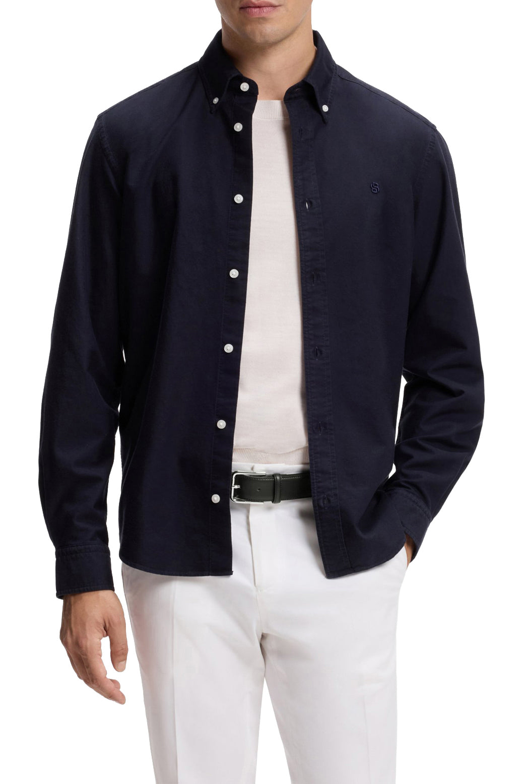 Mannequin portant la ceinture noire à boucle argentée avec pantalon blanc, vue de face pour homme par HUGO BOSS