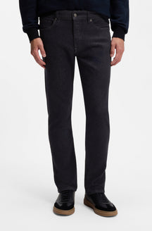 Vue avant sur mannequin des jean droit noirs délavés avec cinq poches et jambes droites ajustées pour homme par HUGO BOSS