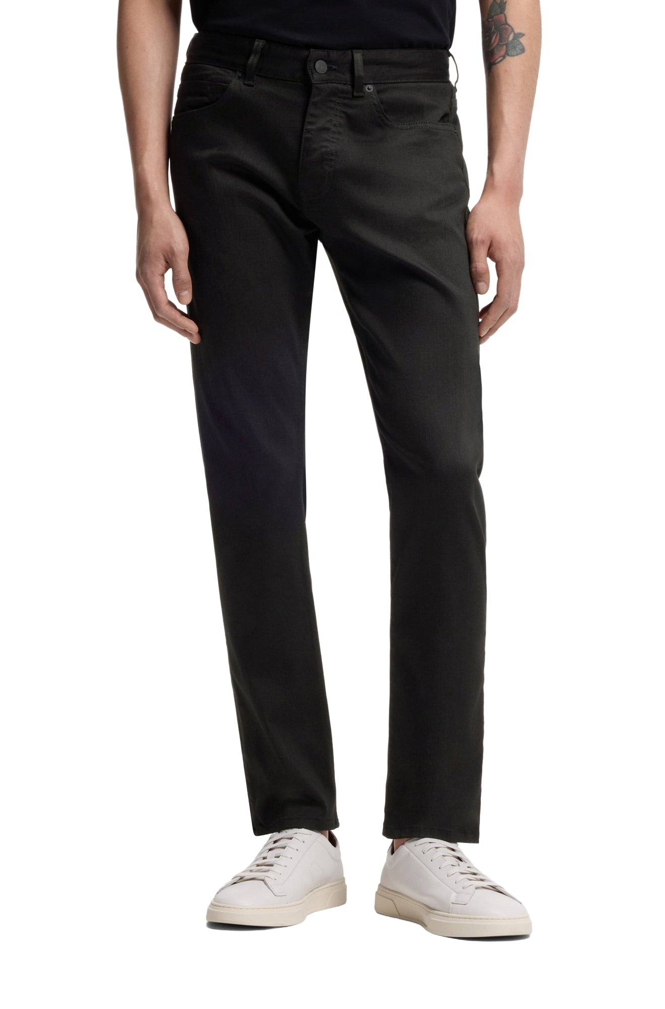 Jean noir droit à cinq poches avec taille boutonnée pour homme par HUGO BOSS, vue avant sur mannequin