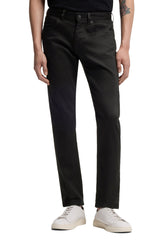 Jean noir droit à cinq poches avec taille boutonnée pour homme par HUGO BOSS, vue avant sur mannequin