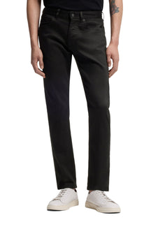 Jean noir droit à cinq poches avec taille boutonnée pour homme par HUGO BOSS, vue avant sur mannequin