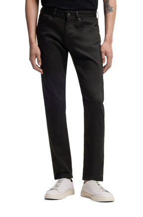Jean noir droit à cinq poches avec taille boutonnée pour homme par HUGO BOSS, vue avant sur mannequin
