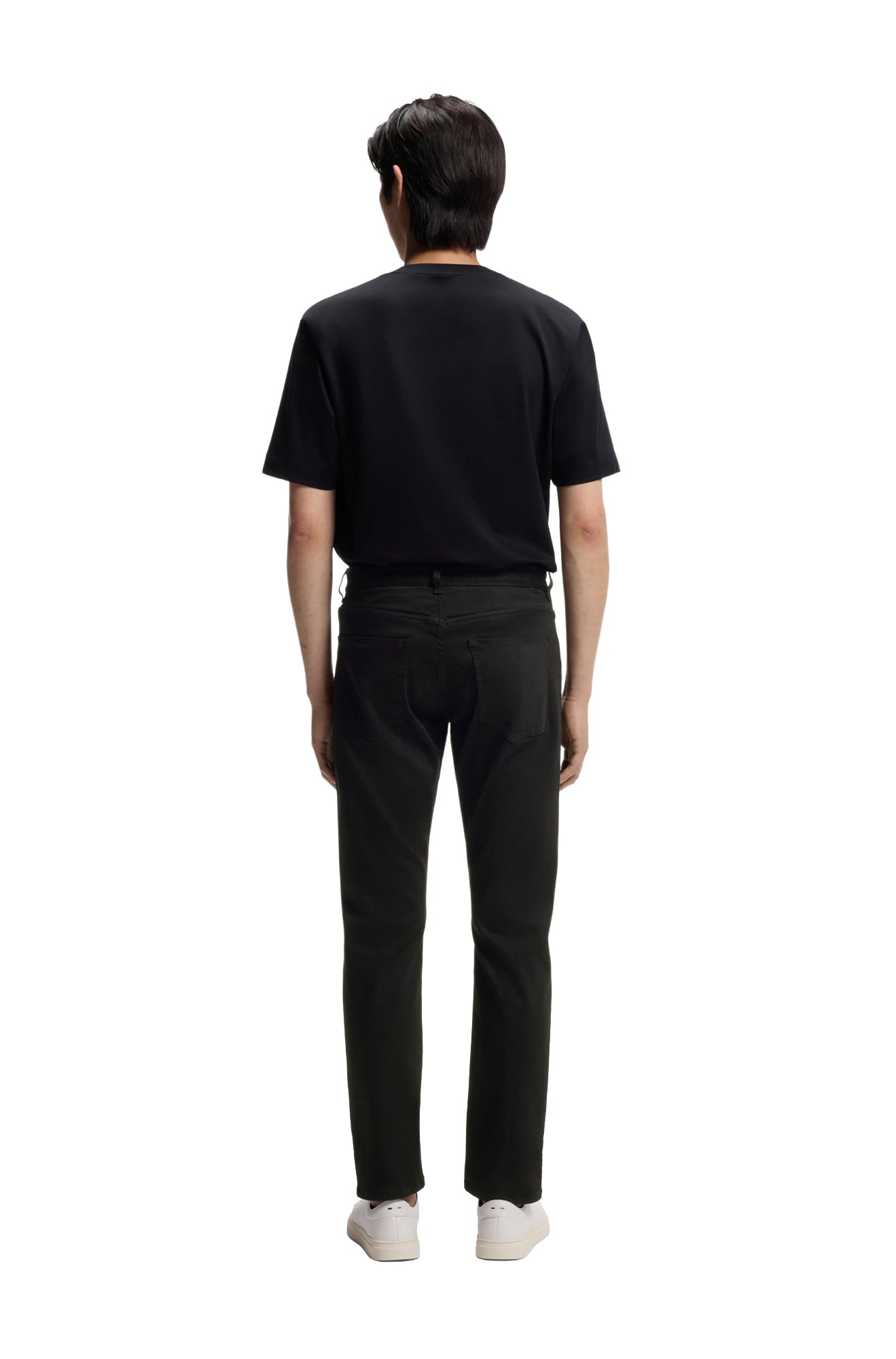 Vue arrière sur mannequin du jean noir droit avec poches plaquées et coutures ton sur ton pour homme par HUGO BOSS