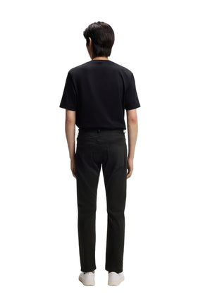 Vue arrière sur mannequin du jean noir droit avec poches plaquées et coutures ton sur ton pour homme par HUGO BOSS