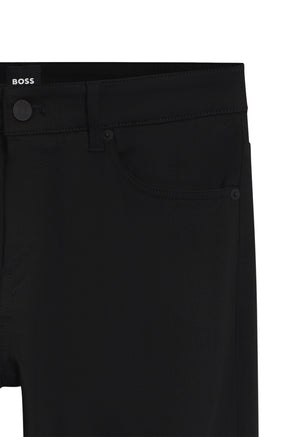 Taille avant du jean droit noir avec étiquette BOSS, bouton, poche et rivets pour homme par HUGO BOSS, en gros plan