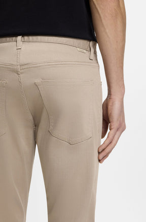 Gros plan arrière sur modèle d’une jean à jambe droite beige avec poches plaquées et languette BOSS pour homme par HUGO BOSS