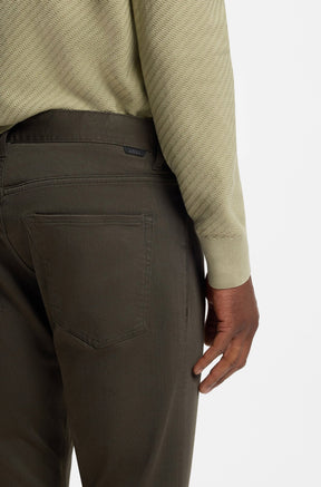 Gros plan arrière du jean droit vert olive sur modèle, poche plaquée et petite étiquette BOSS noire pour homme par HUGO BOSS