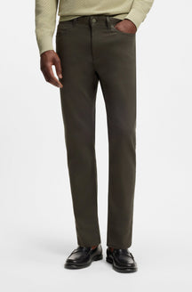 Jean droit vert olive sur modèle, jambe droite, poches cavalières et bouton pour homme par HUGO BOSS, vue de face