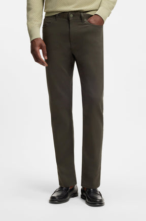 Jean droit vert olive sur modèle, jambe droite, poches cavalières et bouton pour homme par HUGO BOSS, vue de face
