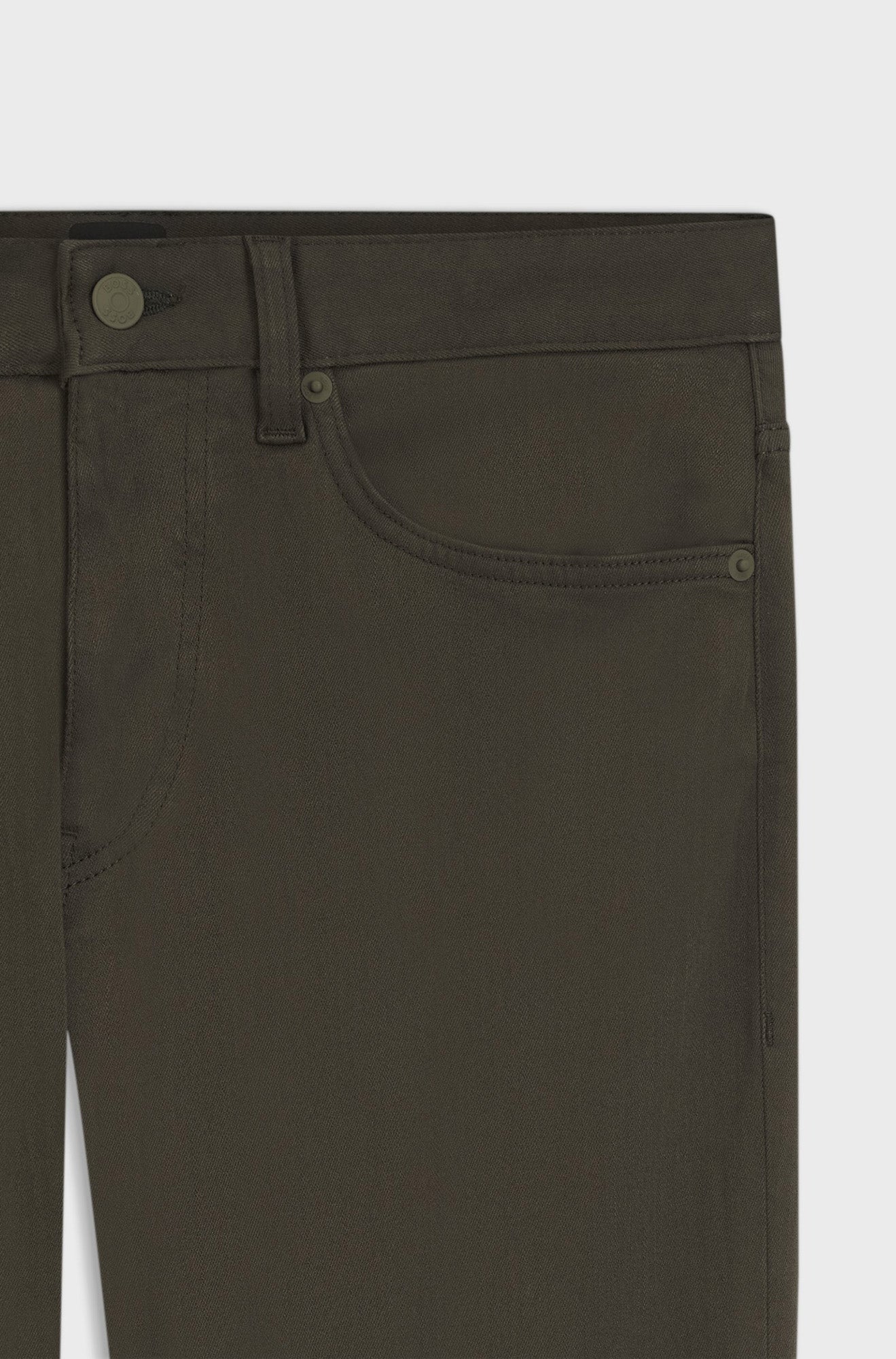 Gros plan sur la taille du jean droit vert olive, bouton, passant, rivets et poche avant pour homme par HUGO BOSS