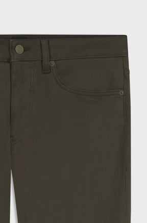 Gros plan sur la taille du jean droit vert olive, bouton, passant, rivets et poche avant pour homme par HUGO BOSS