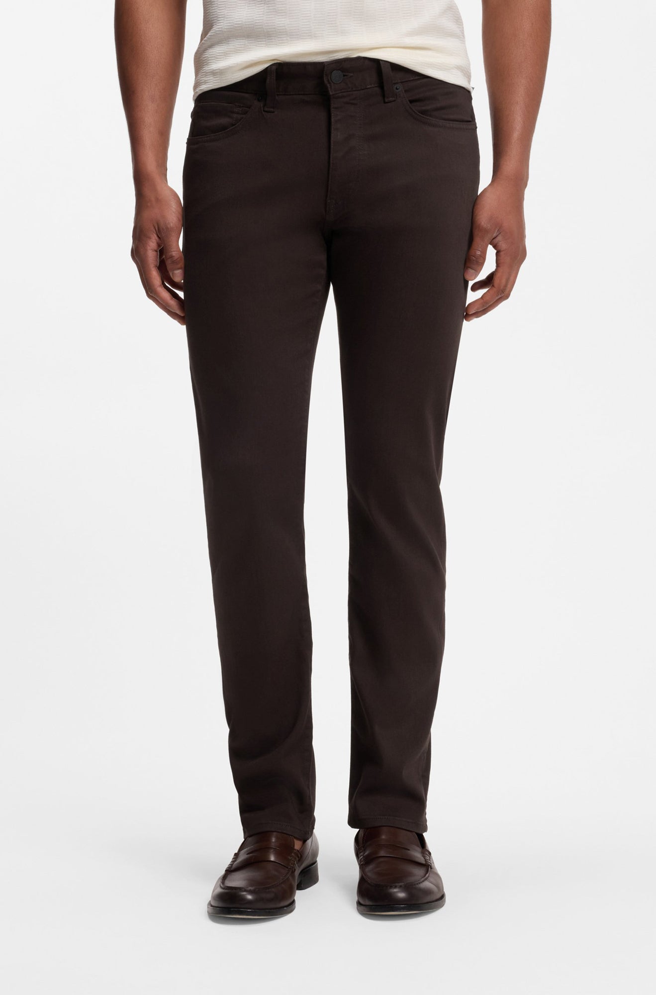 Jean droit brun foncé vu de face sur mannequin, jambe droite étroite et style cinq poches pour homme par HUGO BOSS