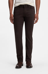 Jean droit brun foncé vu de face sur mannequin, jambe droite étroite et style cinq poches pour homme par HUGO BOSS