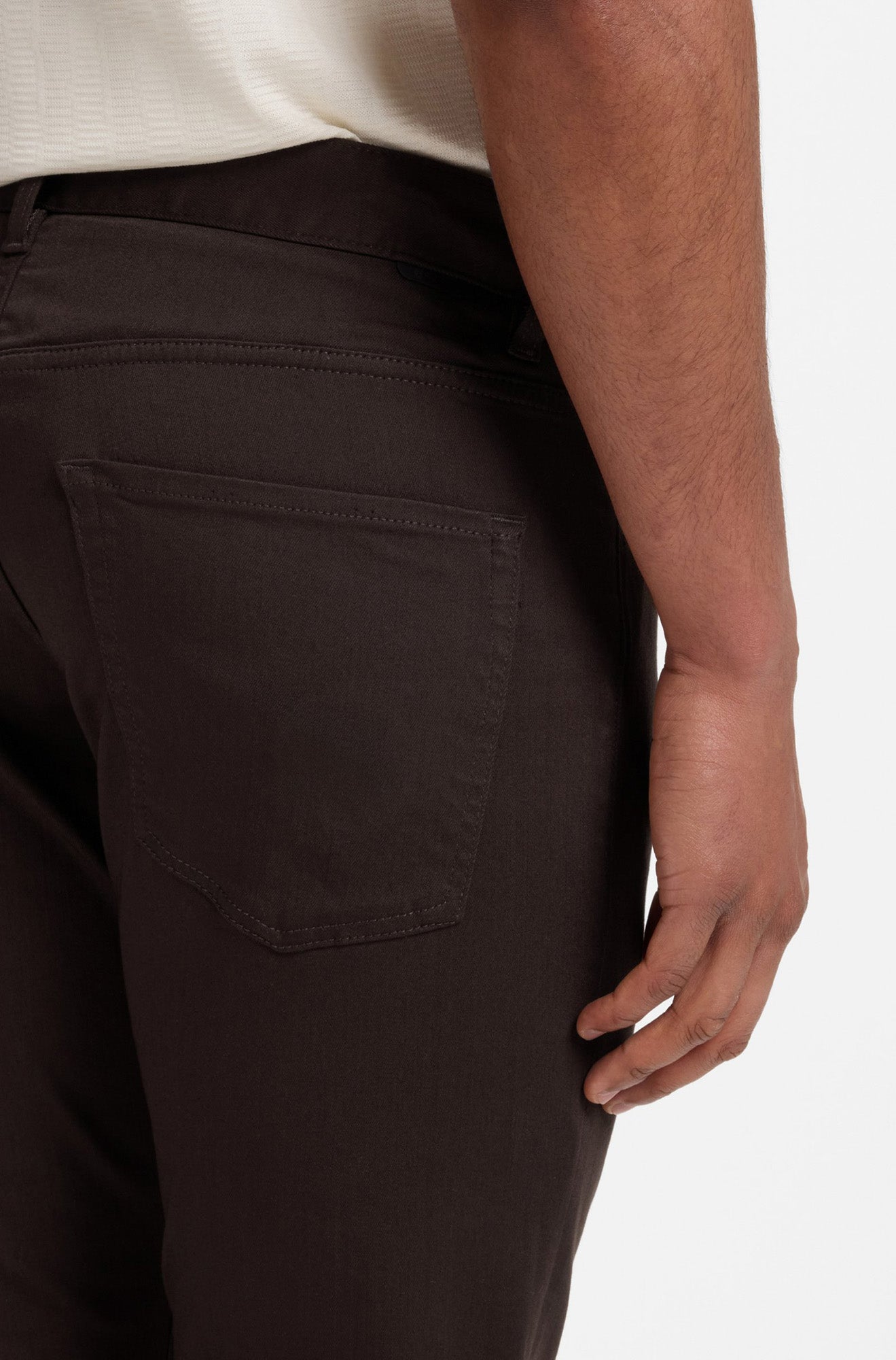 Gros plan arrière du jean droit brun foncé sur mannequin avec poche plaquée pour homme par HUGO BOSS