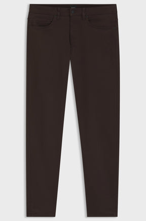 Jean droit brun foncé isolé vu de face avec cinq poches, taille boutonnée et jambes droites pour homme par HUGO BOSS