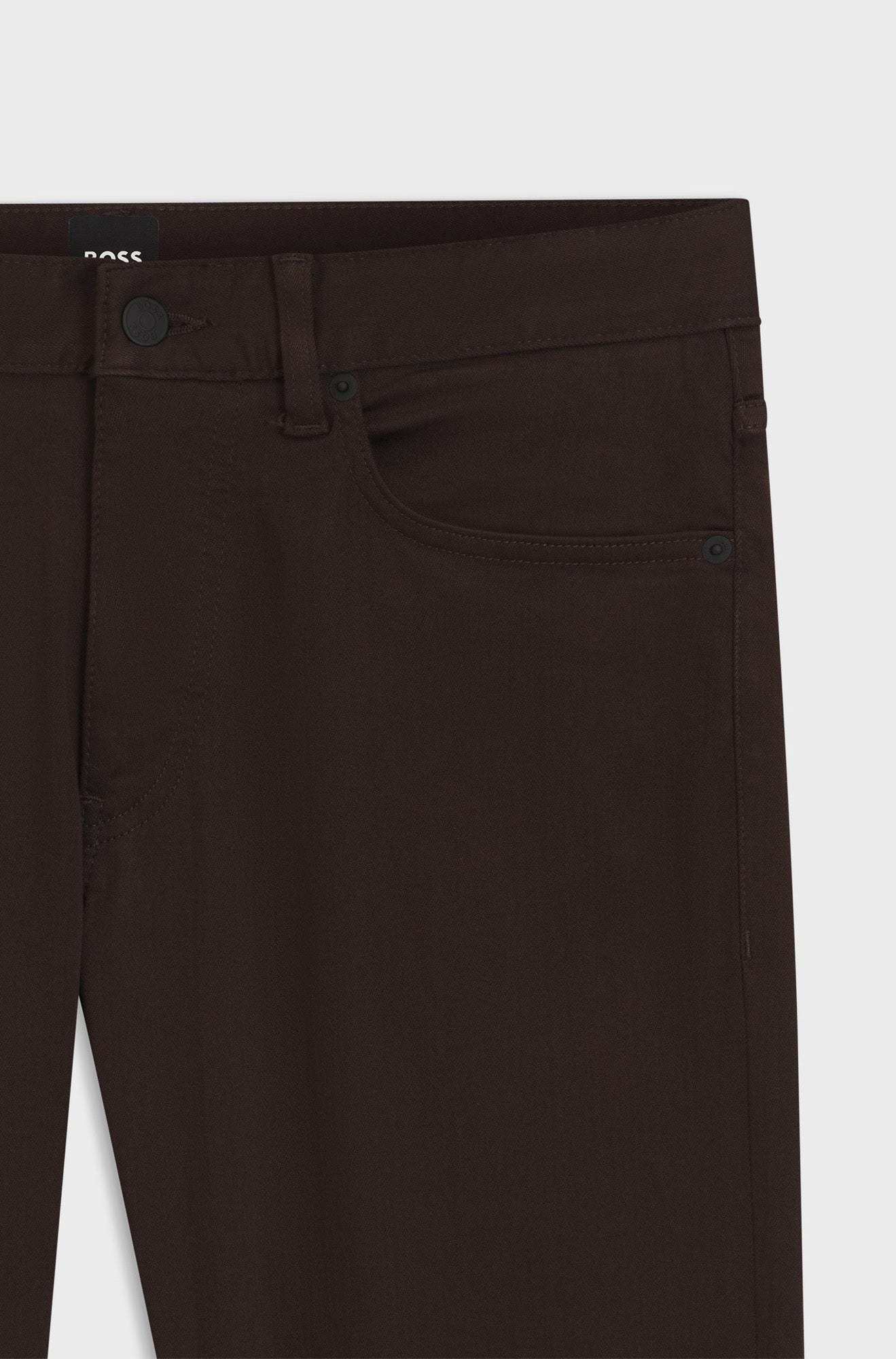 Taille du jean droit brun foncé avec bouton, passant, rivets et poche avant pour homme par HUGO BOSS, en gros plan
