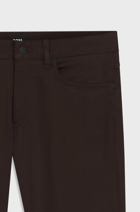 Taille du jean droit brun foncé avec bouton, passant, rivets et poche avant pour homme par HUGO BOSS, en gros plan