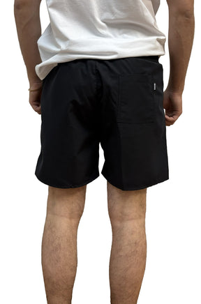Short BOSS noir avec poche plaquée et petite étiquette logo verticale pour homme par HUGO BOSS, vue de dos