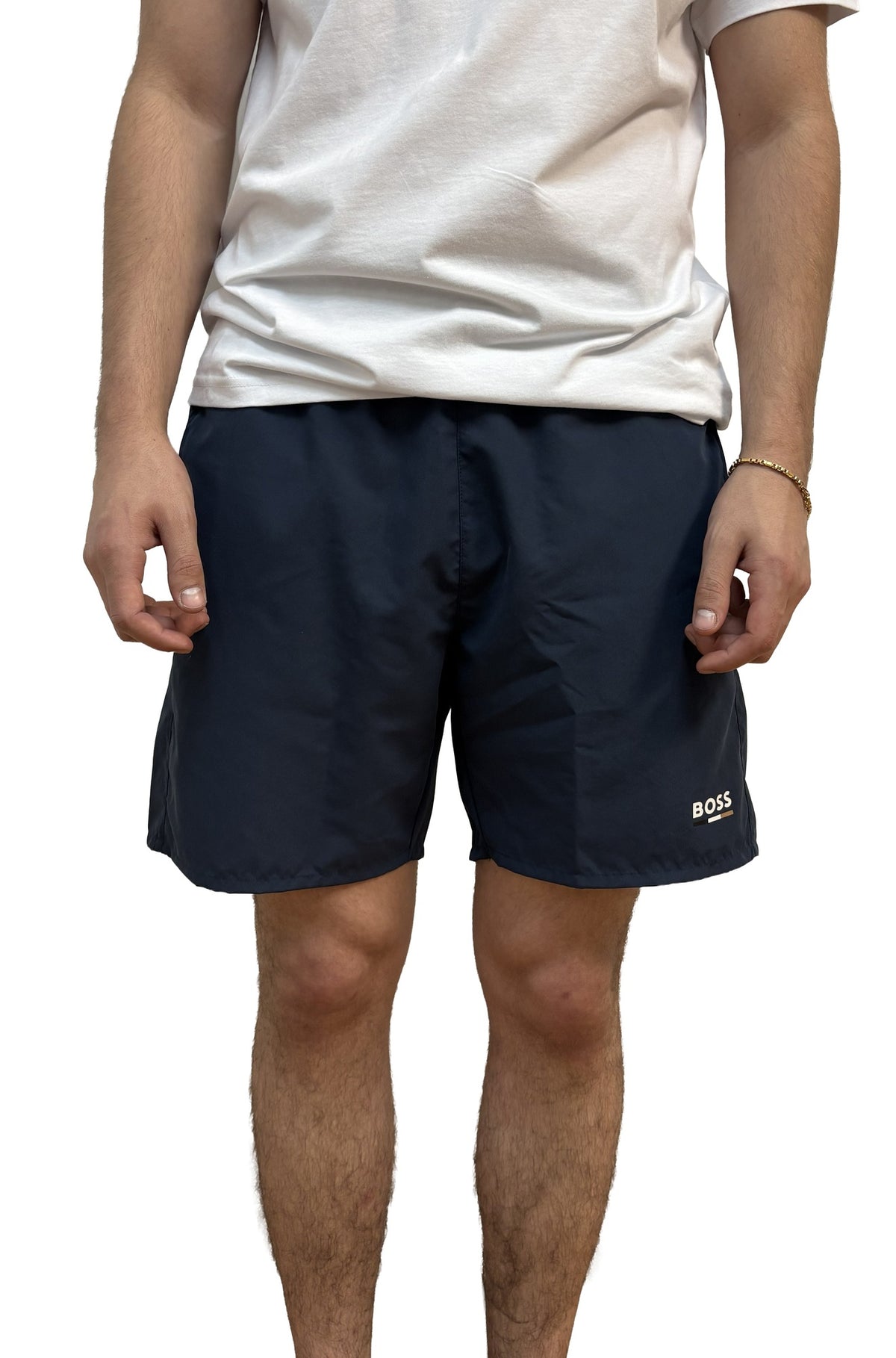 Vue avant d’un short bleu marine foncé au-dessus du genou avec logo BOSS blanc sur une jambe pour homme par HUGO BOSS