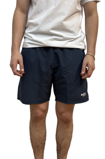 Vue avant d’un short bleu marine foncé au-dessus du genou avec logo BOSS blanc sur une jambe pour homme par HUGO BOSS