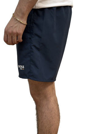 Short bleu marine foncé lustré avec poche et logo BOSS blanc près de l’ourlet pour homme par HUGO BOSS, vue de côté