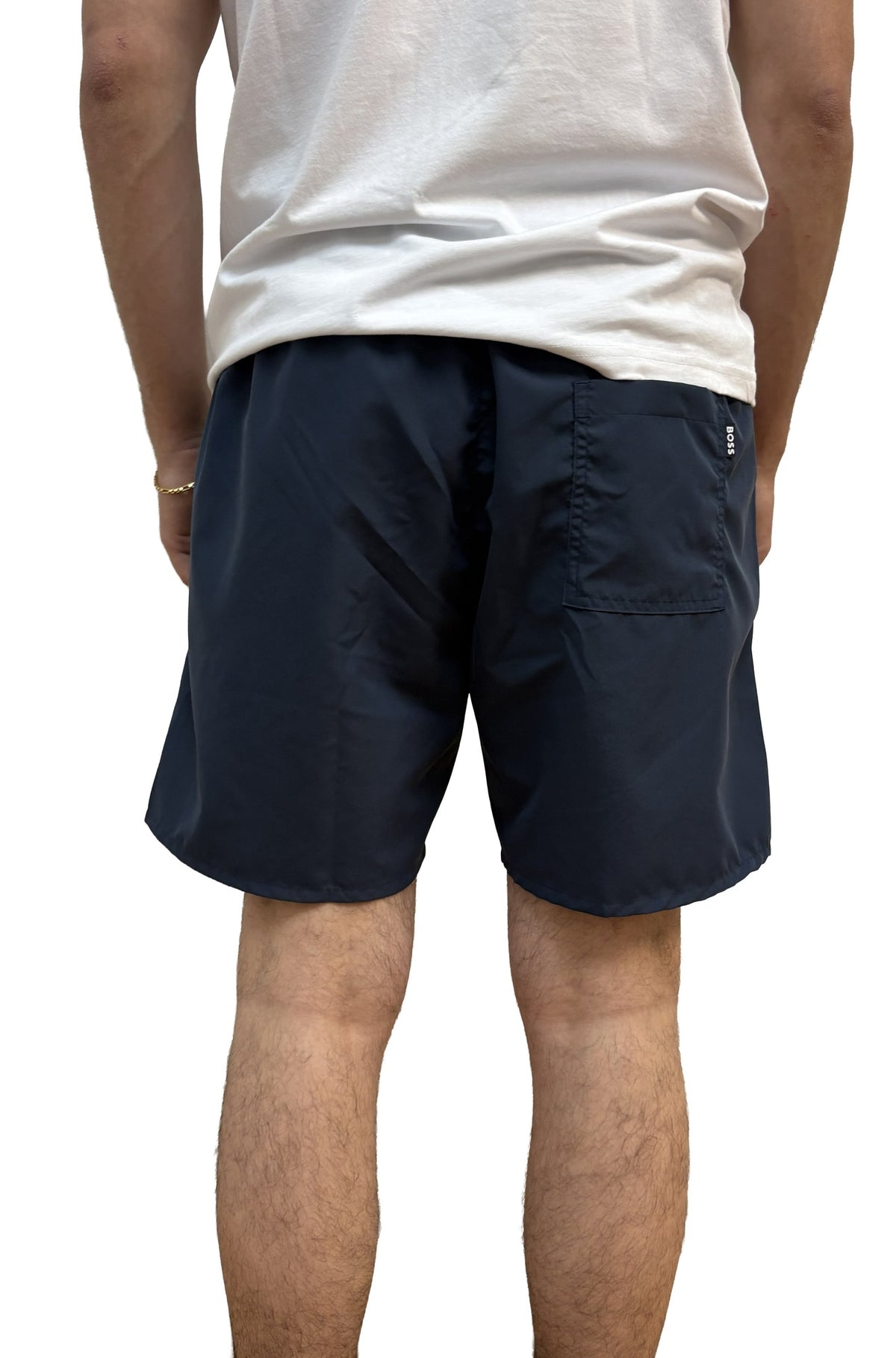 Vue arrière d’un short bleu marine foncé avec poche plaquée et petite étiquette BOSS pour homme par HUGO BOSS