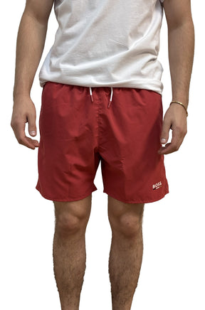 Short de bain rouge avec cordon blanc et logo BOSS près de l’ourlet pour homme par HUGO BOSS, vue de face