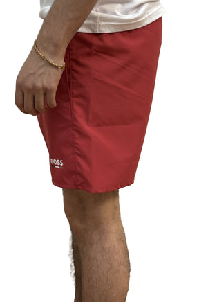 Vue de côté du short de bain rouge montrant la matière lisse, la couture et le logo BOSS pour homme par HUGO BOSS
