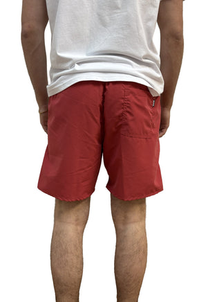 Vue arrière du short de bain rouge avec poche plaquée et petite étiquette BOSS noire pour homme par HUGO BOSS