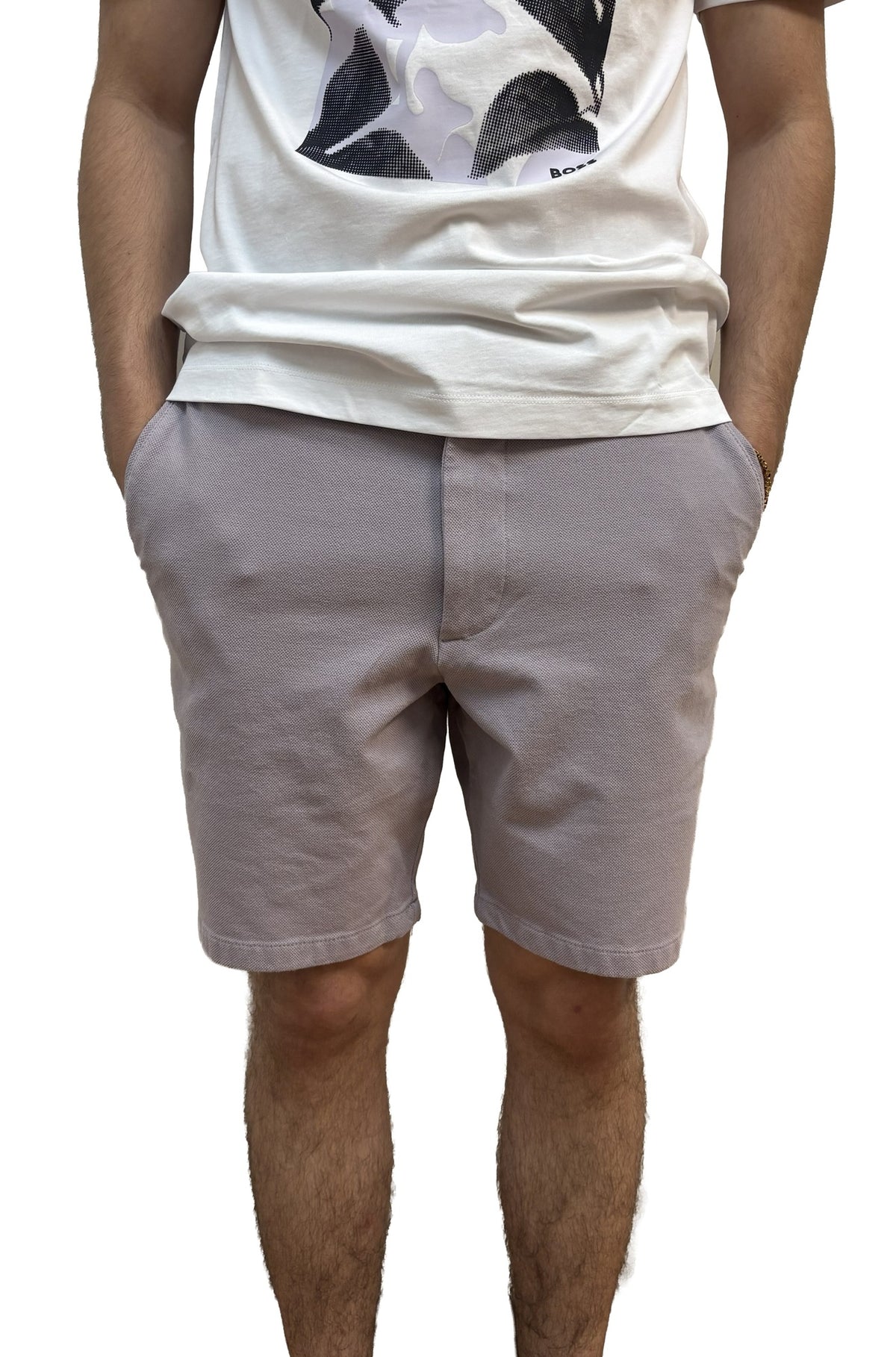 Short gris taupe texturé avec poches obliques et ourlet droit au-dessus du genou pour homme par HUGO BOSS, vue de face
