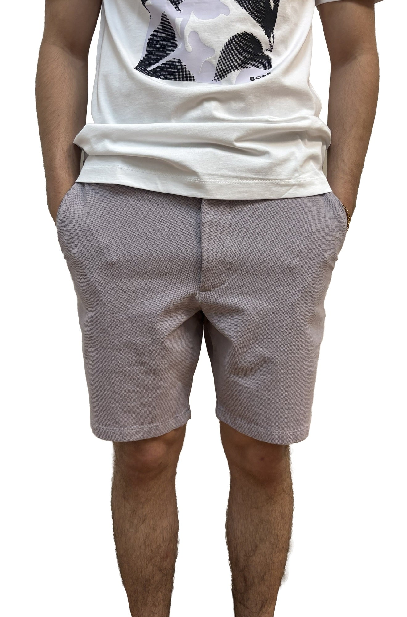 Short gris taupe texturé avec poches obliques et ourlet droit au-dessus du genou pour homme par HUGO BOSS, vue de face