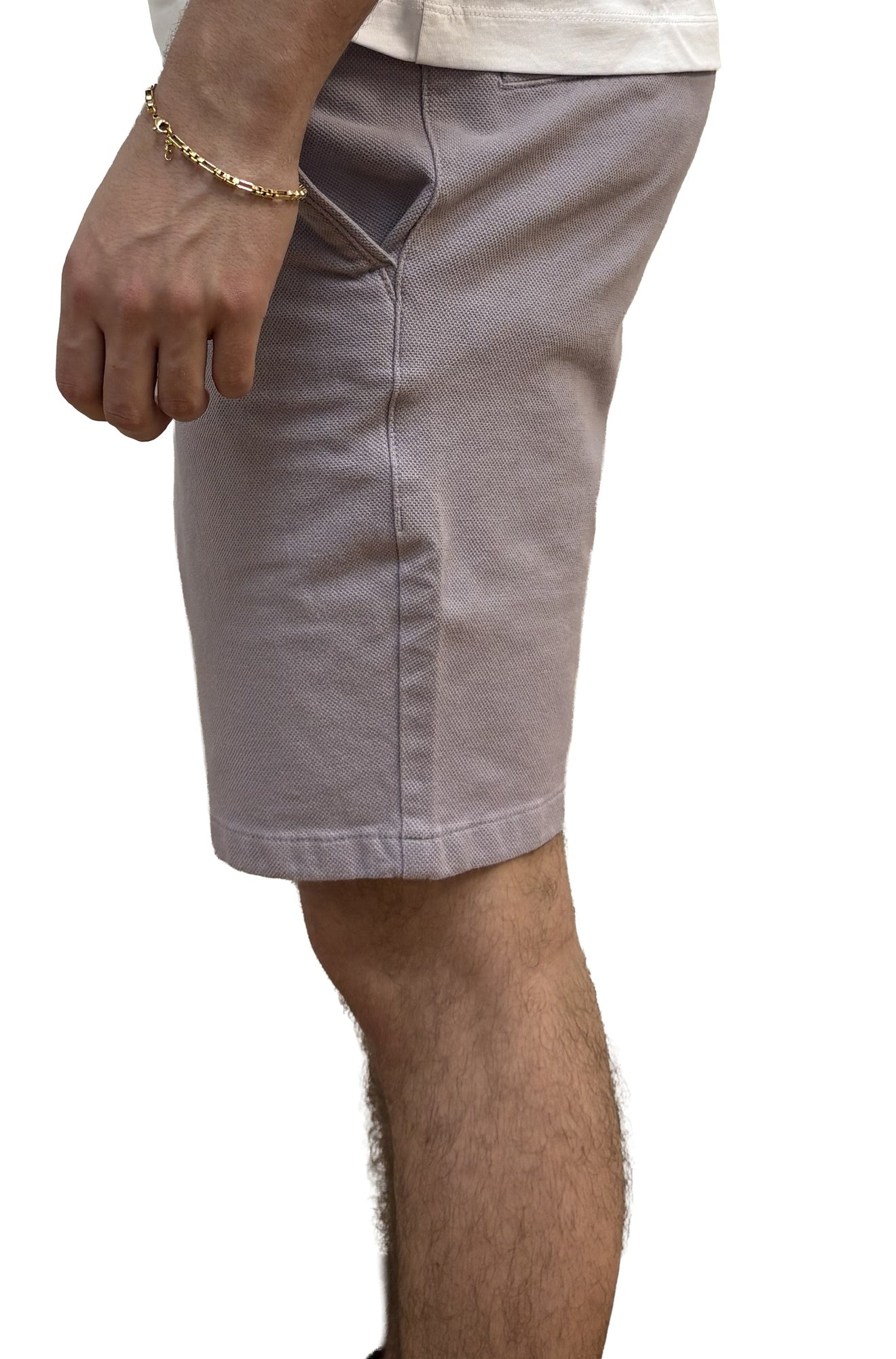 Vue de côté d’un short gris taupe texturé avec poche oblique, couture latérale et ourlet droit pour homme par HUGO BOSS