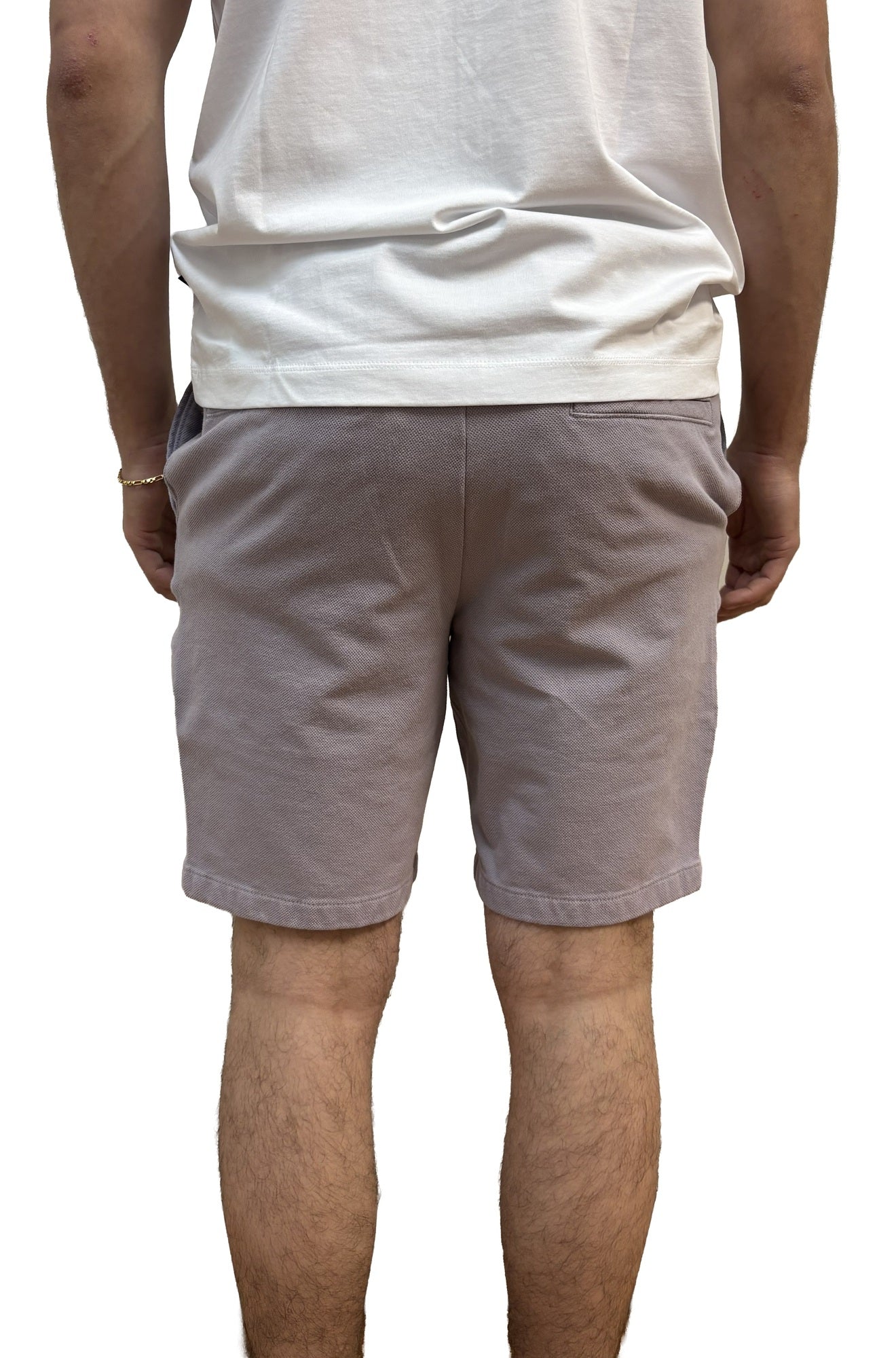 Short gris taupe texturé avec poche passepoilée et ourlet cousu pour homme par HUGO BOSS, vue de dos