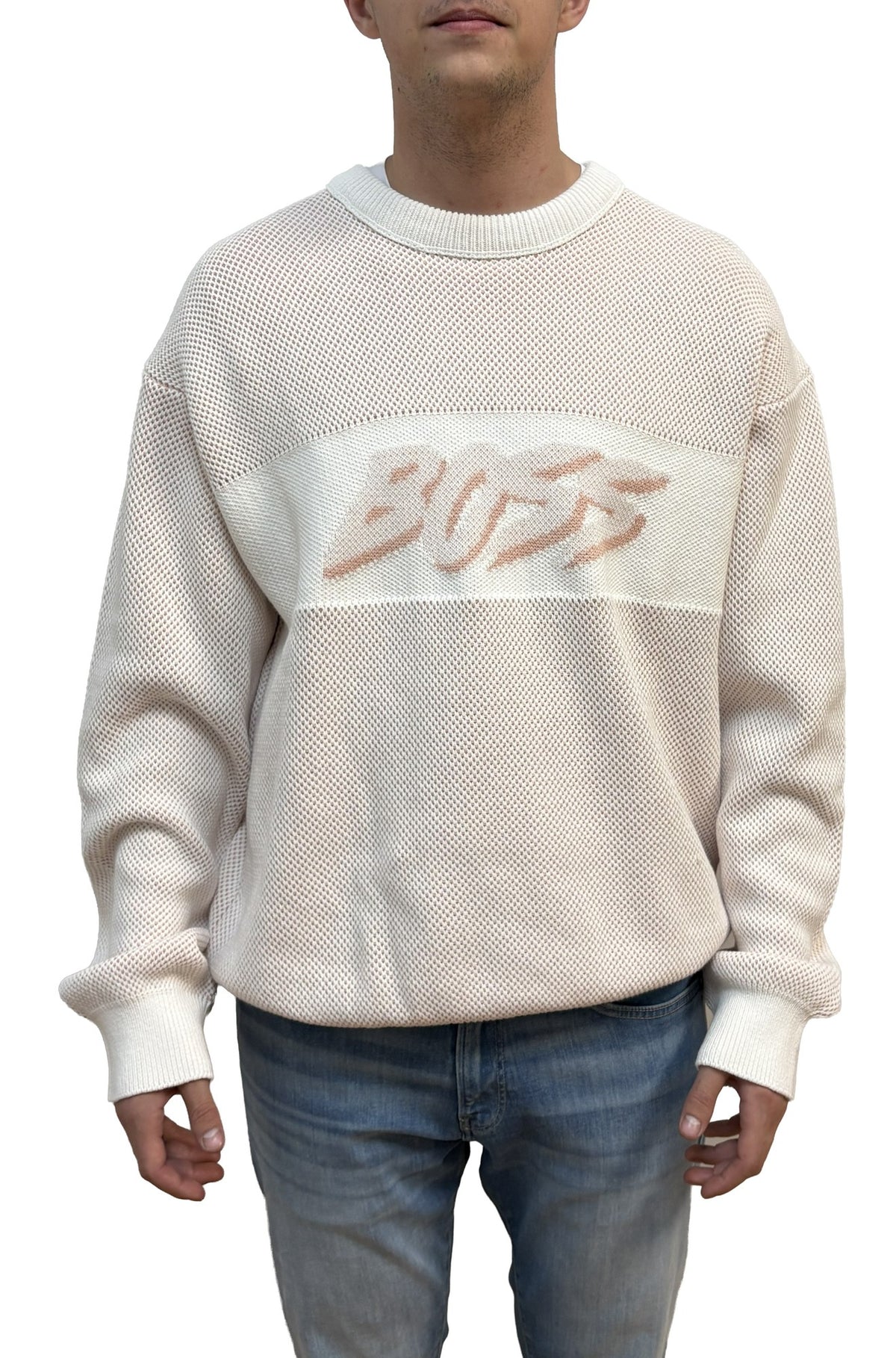 Chandail col rond en tricot ajouré écru vu de face avec motif beige à la poitrine pour homme par HUGO BOSS