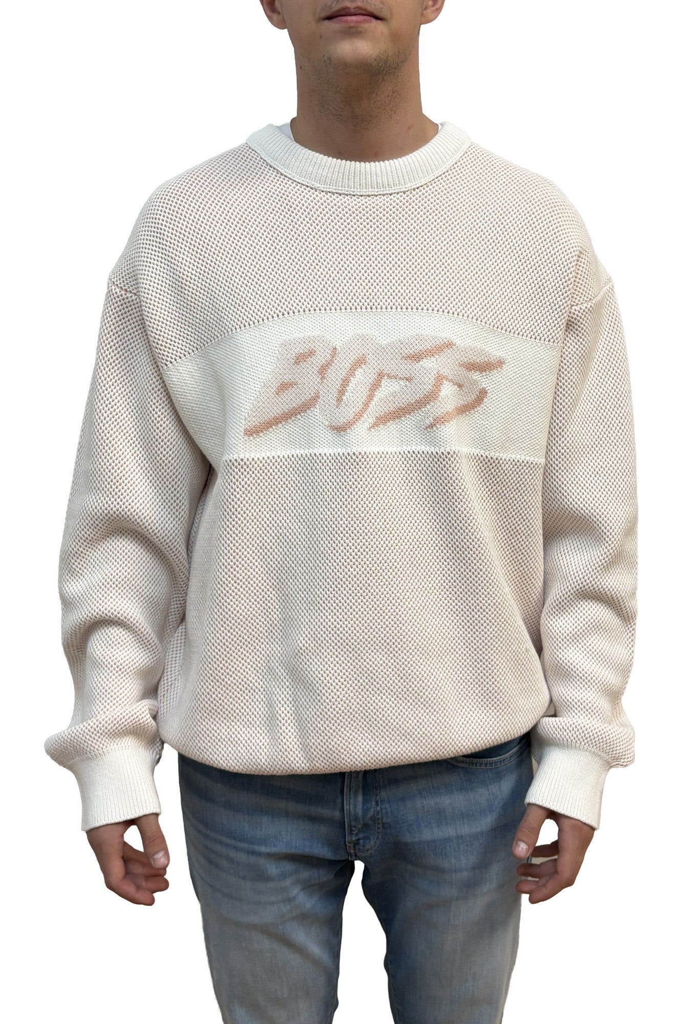 Chandail col rond en tricot ajouré écru vu de face avec motif beige à la poitrine pour homme par HUGO BOSS