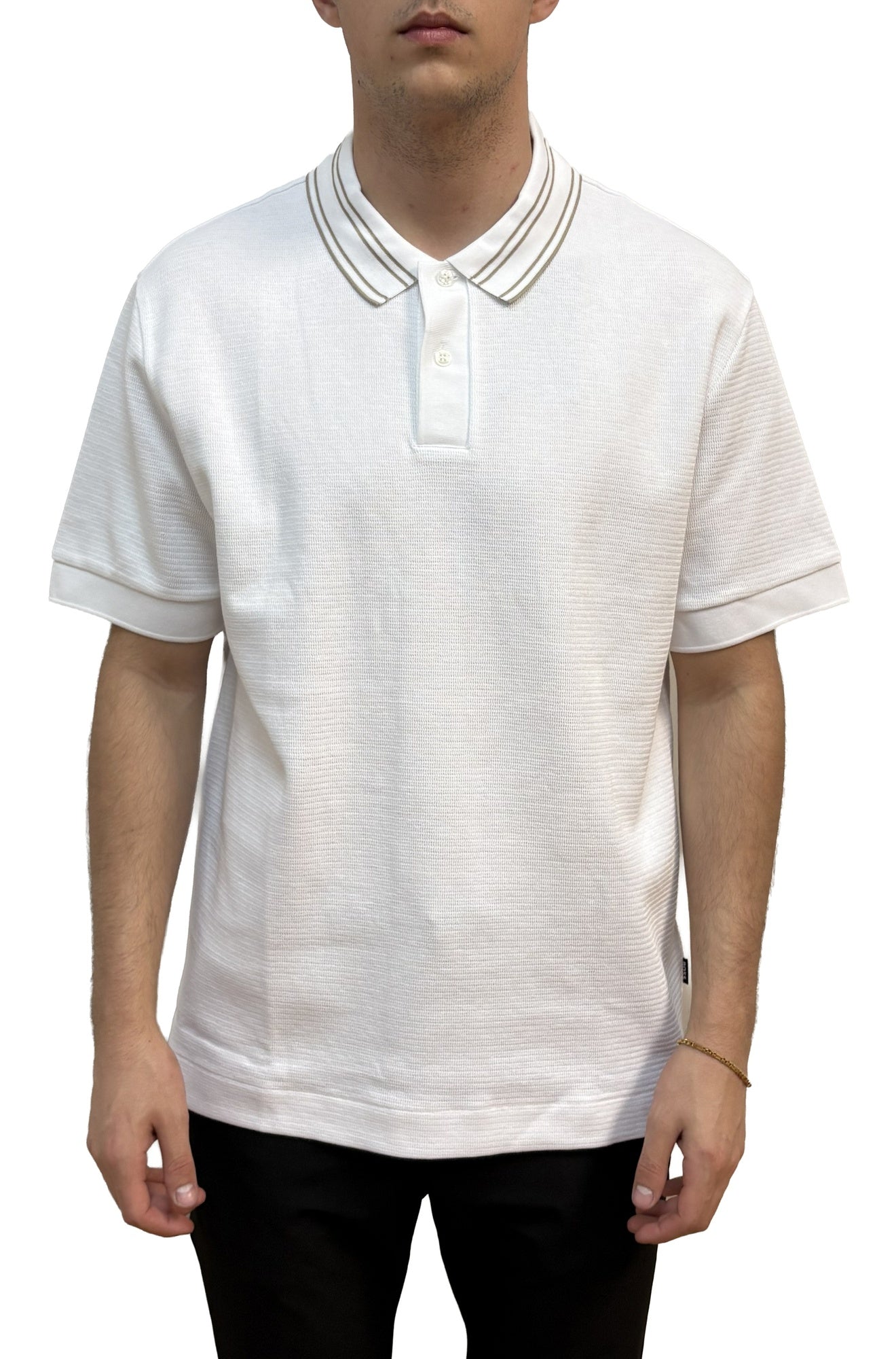 Polo blanc texturé à manches courtes avec col rayé et patte à deux boutons pour homme par HUGO BOSS, vue de face