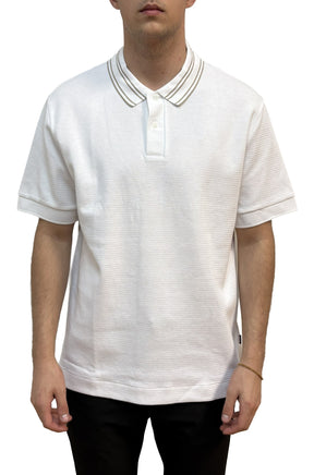 Polo blanc texturé à manches courtes avec col rayé et patte à deux boutons pour homme par HUGO BOSS, vue de face