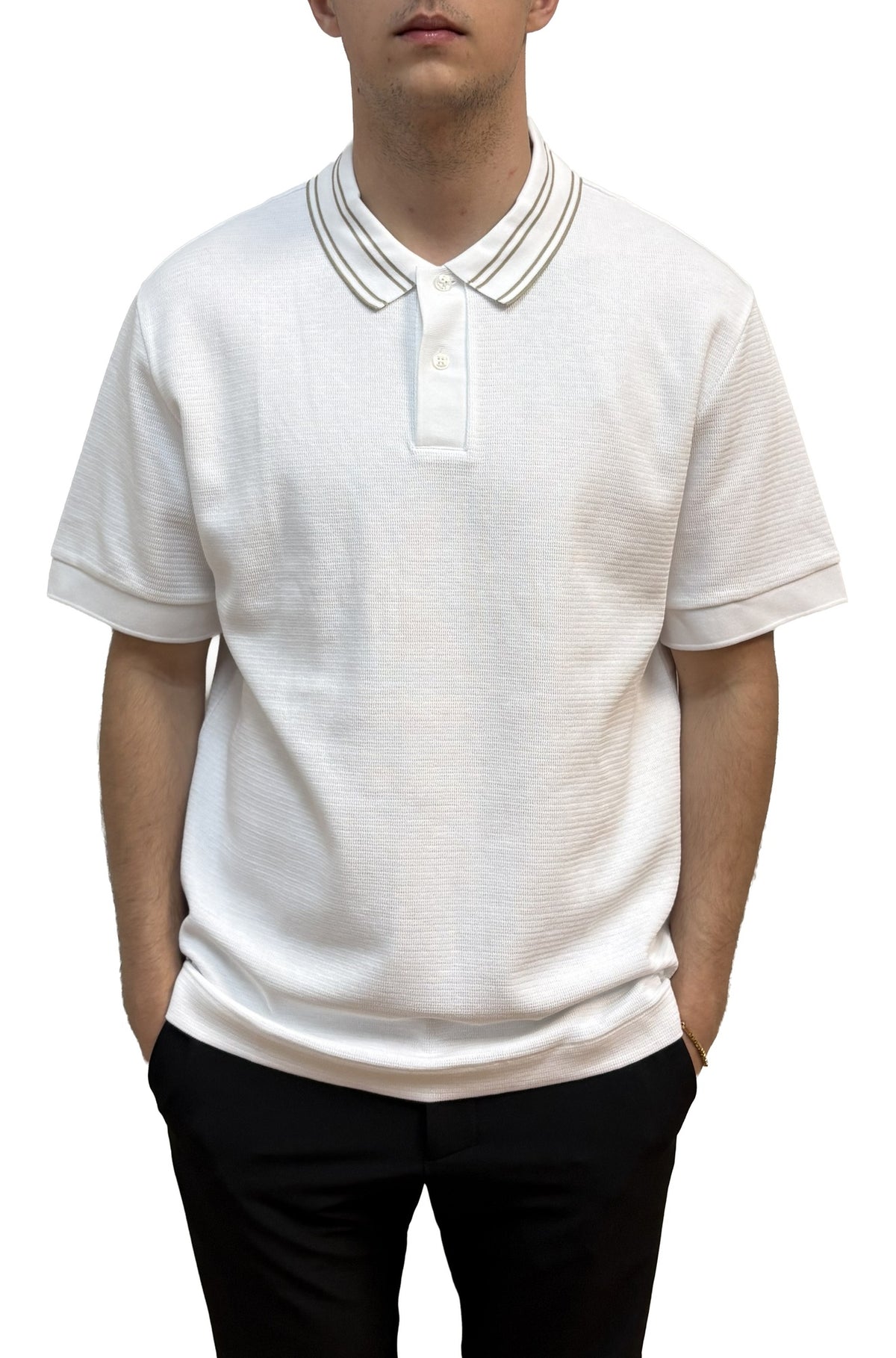 Polo blanc texturé avec col rayé, patte à deux boutons et manches courtes pour homme par HUGO BOSS, vue de face