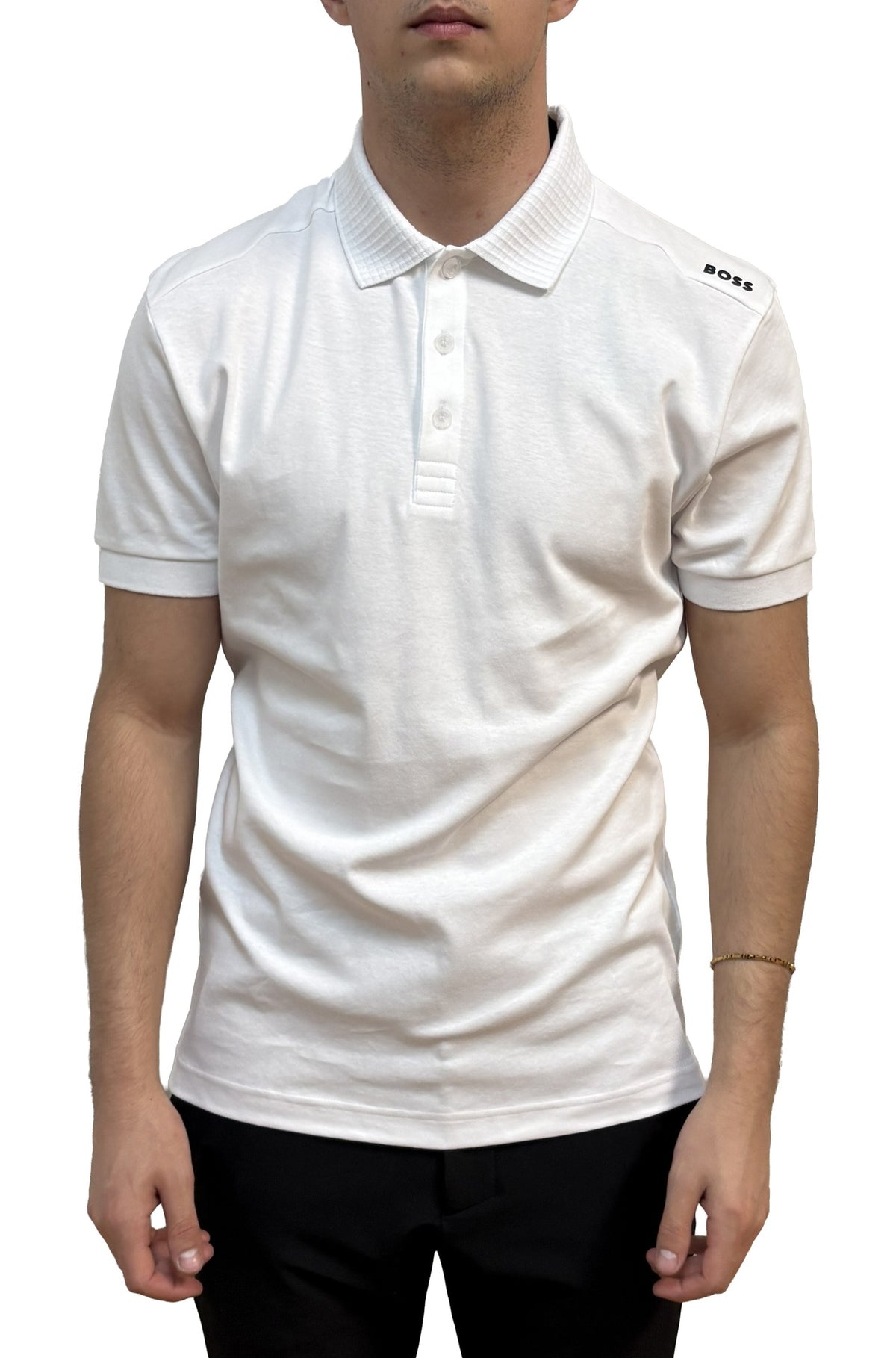 Polo blanc à manches courtes avec col côtelé et logo noir à l’épaule pour homme par HUGO BOSS, vue de face