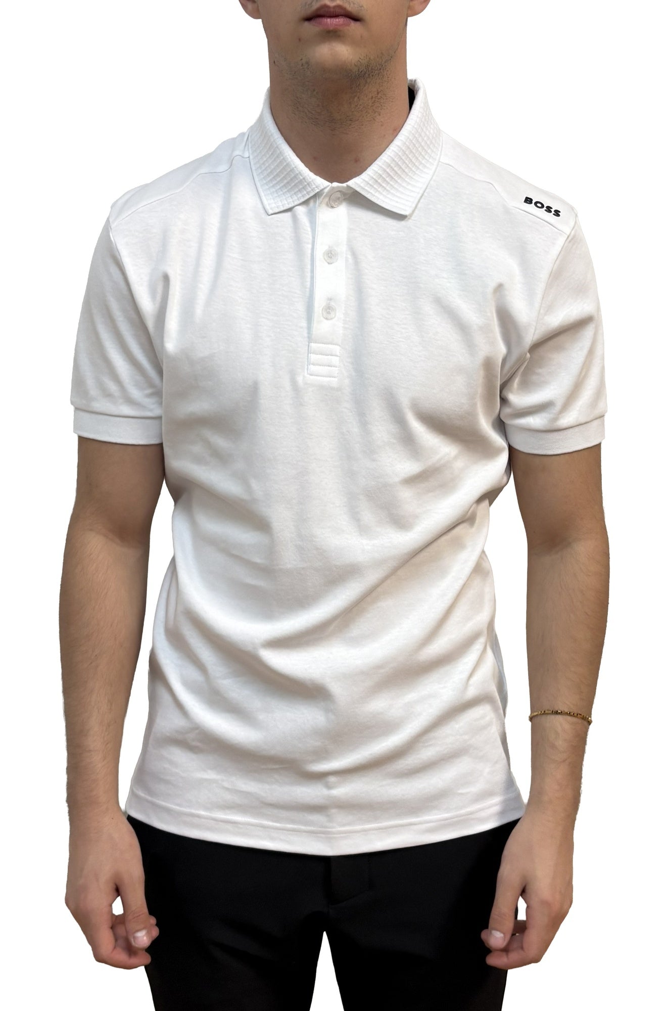 Polo blanc à manches courtes avec col côtelé et logo noir à l’épaule pour homme par HUGO BOSS, vue de face